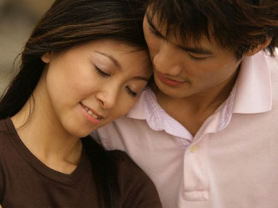 Trở về nhà và chứng kiến tận mắt cảnh vợ nhặt cơm rơi cho mẹ chồng ăn