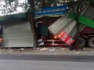 Xe container "xuyên thủng" 3 nhà dân