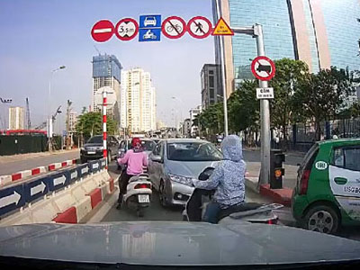 Hà Nội: Phạt nguội nhiều ô tô cố tình đi ngược chiều trên cầu vượt