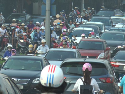 Tạt đầu, lấn làn: Chân cầu vượt tắc toàn tập