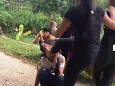 Vụ nữ sinh bị đánh ngất xỉu: Đình chỉ học 1 năm hai nữ sinh đánh bạn