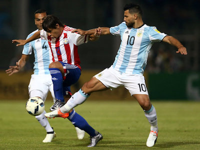 Aguero đá hỏng phạt đền, Argentina thua Paraguay trên sân nhà