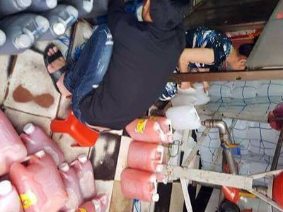 "Bắt sống" hàng loạt cơ sở sản xuất tương ớt đầu độc người dân