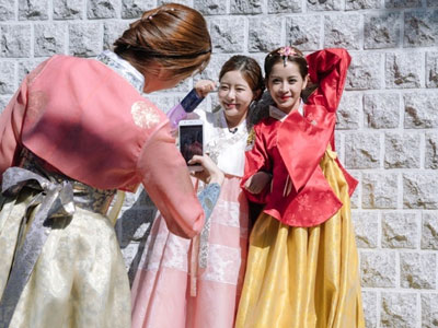 Chi Pu mặc Hanbok chụp ảnh cùng Á hậu Hàn Quốc