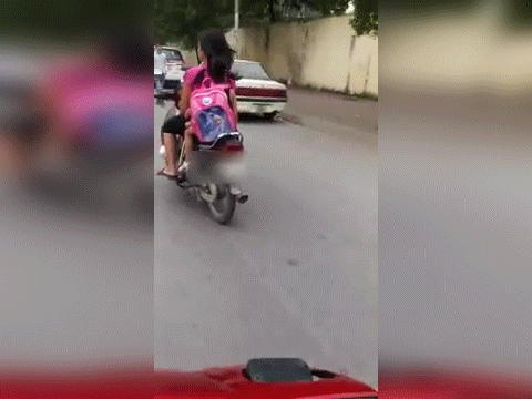 Clip: Người mẹ chạy xe máy bằng một tay, một tay bế con bú khiến người đi đường sợ hãi
