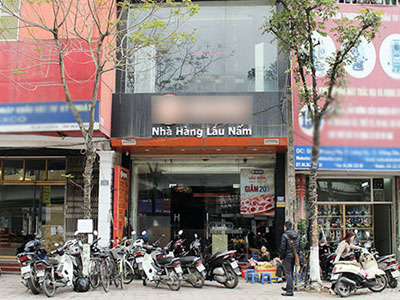 Hà Nội: Đi ăn lẩu nấm, đoàn khách 30 người tá hỏa khi gián "bơi" trong nồi, bò lổm ngổm trên bàn