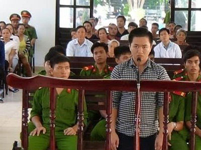 Nhầm chị em sinh đôi, người chết kẻ vào tù