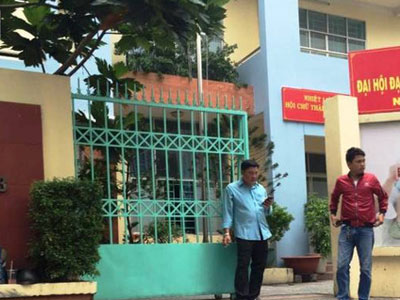 Một người chết bên cạnh khẩu súng trong ủy ban phường ở TP.HCM