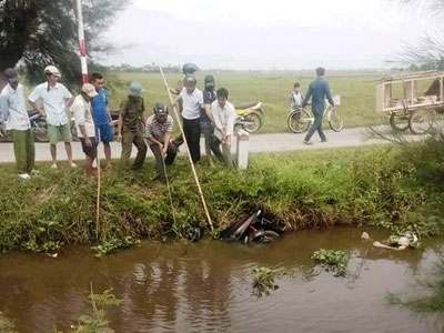 Thi thể nam thanh niên nằm dưới ao cùng xe máy
