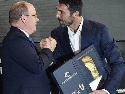 Vượt qua Messi và Ronaldo, Buffon giành Bàn chân Vàng