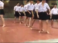 8 nam sinh Hà Nội mặc váy nhảy tại trường học