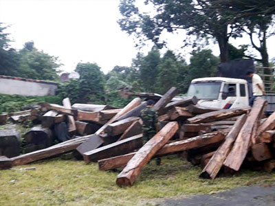 Bắt khẩn cấp 2 nghi phạm cướp xe chở tang vật