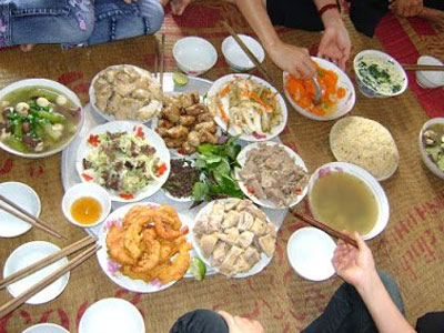 Khóc - cười mùa cưới: Vợ đi ăn cỗ, chồng ở nhà hái sẵn rau thơm