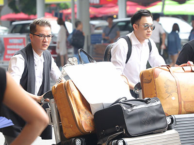 Mr. Đàm cau có vì bị kẹt xe, suýt trễ chuyến bay