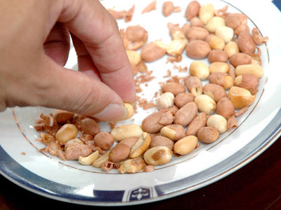 5 lưu ý trước khi ăn lạc để không rước bệnh, bà nội trợ phải biết!