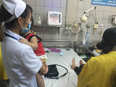 Bé trai 2 tuổi bị máy xay nghiến nát bàn tay