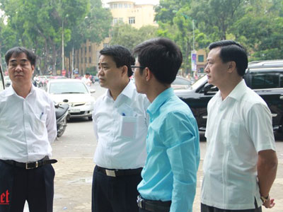 Chủ tịch HN thị sát nhà vệ sinh công cộng giữa trưa