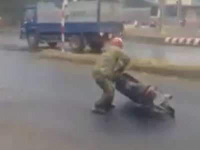 Clip: Hàng chục xe máy "thi nhau" trượt ngã vì đường phủ kín dầu