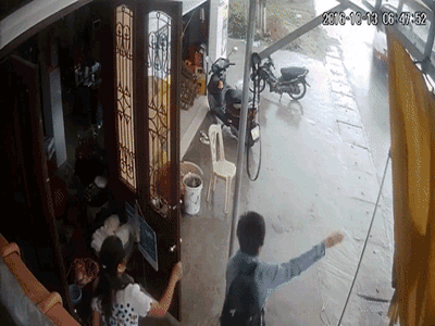 Clip: Ra đường vẫy xe, suýt chết vì xe lao vào tận cửa