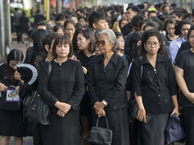 Dân Thái Lan đồng loạt mặc đồ đen vĩnh biệt Quốc vương
