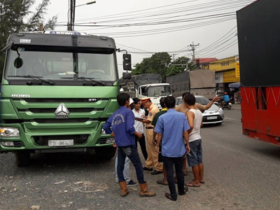 Hai người lạ đánh tài xế xe tải gục tại chỗ rồi cướp tài sản