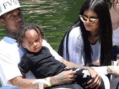 Kylie Jenner chụp ảnh selfie với con riêng bạn trai gốc Việt