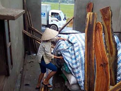 Lốc xoáy cuốn phăng mái gần 200 ngôi nhà