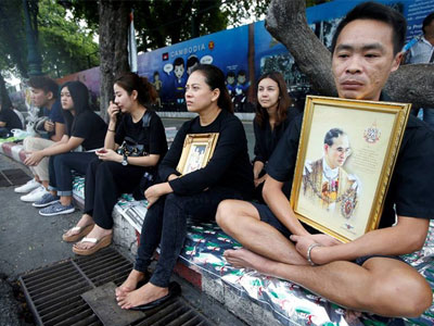 Người dân Thái Lan mắt đỏ hoe, xếp hàng dài chờ viếng Quốc vương Bhumibol