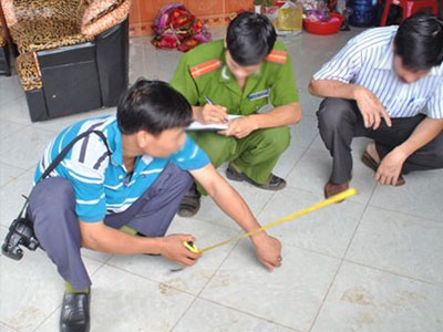 Người phụ nữ tử vong cạnh 2 con dao dính máu