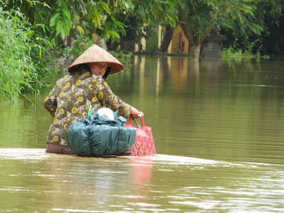 Nước lũ tràn ngập vùng trũng Thừa Thiên Huế