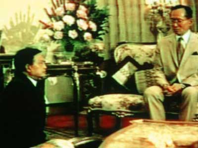 Quốc vương Thái Lan khiến hai viên tướng quỳ phục như thế nào