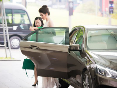 Á hậu Huyền My được mẹ đưa đón ở sự kiện