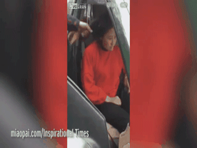 Chồng vũ phu giật tóc vợ lôi đi trên phố, người đi đường cười hả hê, chạy theo quay phim