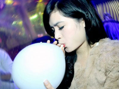 Giới trẻ Hà thành tìm niềm vui ảo bằng bóng cười