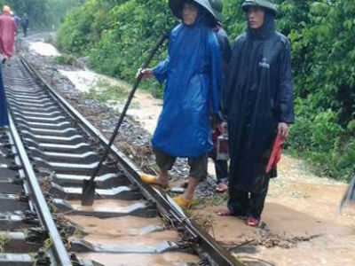 Hủy, cắt ngắn lịch chạy tàu do lũ lụt miền Trung