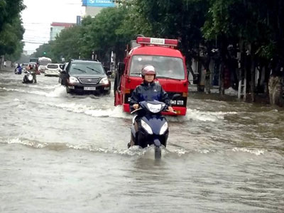 Mưa lớn khiến TP Vinh ngập sâu, Hà Tĩnh 2 người thiệt mạng