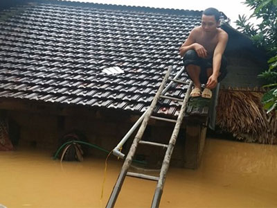 Người dân leo lên mái nhà tránh lũ