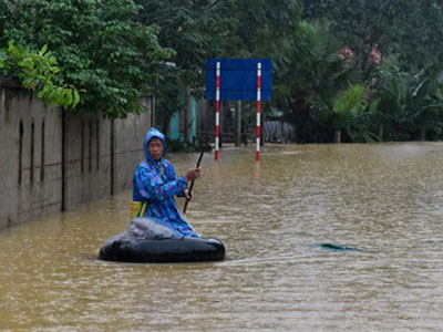 Ôm bàn thờ người thân chạy lũ