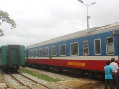 Phát cơm miễn phí, chỗ ở cho hành khách bị kẹt tàu do lũ
