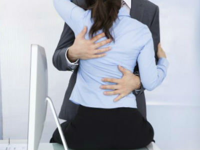 Phụ nữ làm ngân hàng, kinh doanh dễ ngoại tình