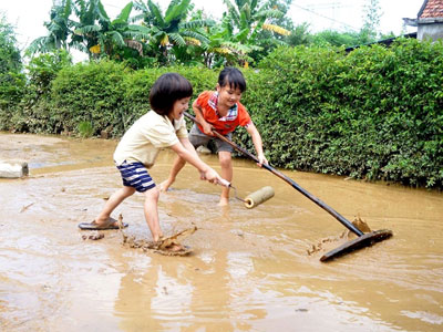 Bì bõm dọn dẹp sau ba ngày leo nóc nhà