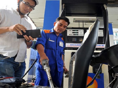 "Cõng" 50% thuế phí mỗi lít xăng: Không có chuyện tính nhầm thuế phí!