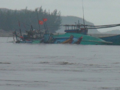 Giải cứu thành công 4 người trên tàu hàng mắc kẹt vì mưa lũ