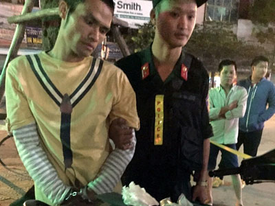 Giấu ma túy trong hộp điện thoại, “tự tin” qua chốt 141