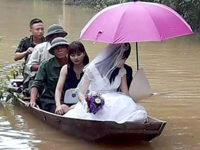 Lũ lớn, chú rể rước dâu bằng thuyền