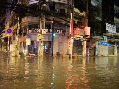 Mưa đêm, nước ngập bủa vây quận 1