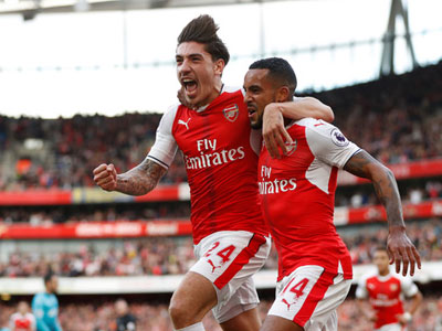 Walcott lập cú đúp, Arsenal bằng điểm với đầu bảng Man City