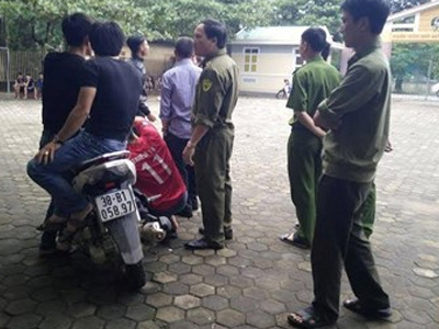 Xông vào trường học, đập vỡ cửa kính, dọa bắn bảo vệ