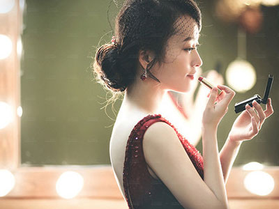 Chồng thản nhiên cổ vũ để đối tác sàm sỡ vợ