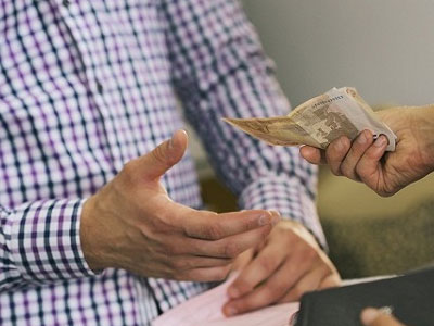 Phát hiện túi tiền 60 triệu và khi tra hỏi thì thấy vẻ mặt méo xệch của chồng